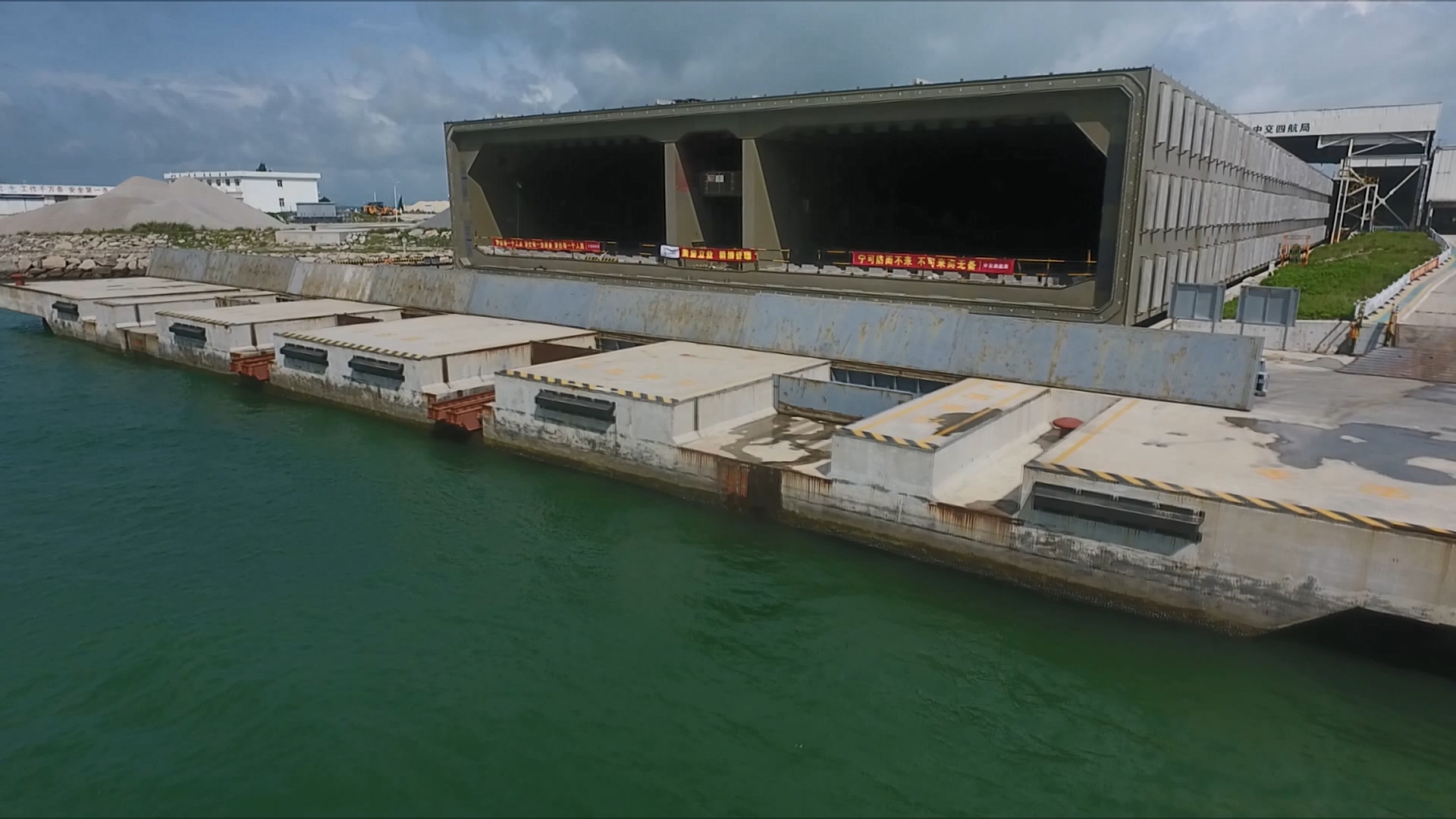 深中通道项目沉管智慧工厂卸驳区防浪板架设1.jpg