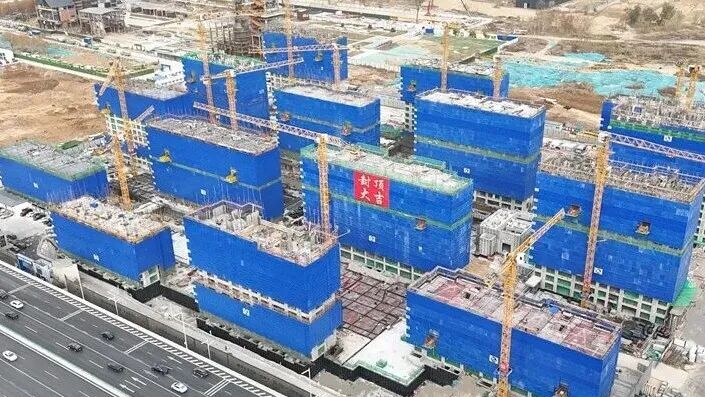 石家庄石钢项目首栋住宅楼顺利封顶